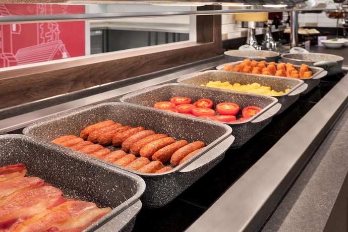 Imagen del bar/restaurante del Hotel Ramada By Wyndham Cobham. Foto 2