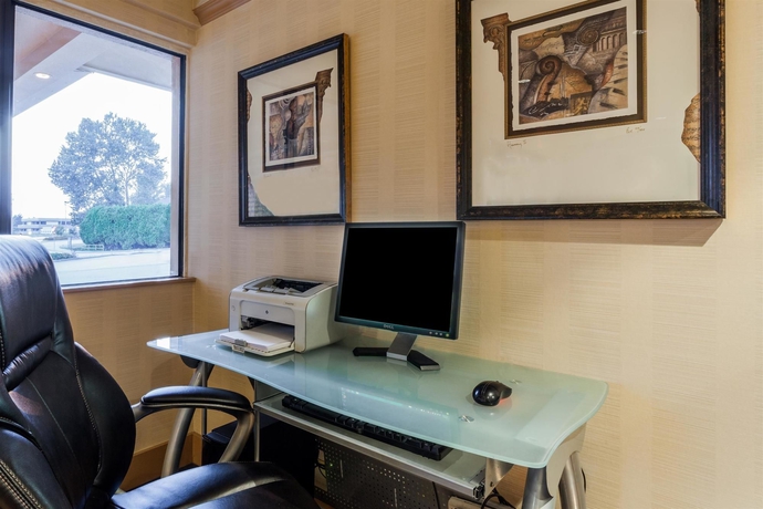 Imagen de los interiores del Hotel Ramada By Wyndham Coquitlam. Foto 11