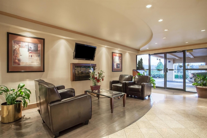 Imagen de los interiores del Hotel Ramada By Wyndham Coquitlam. Foto 13