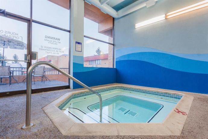 Imagen de los exteriores del Hotel Ramada By Wyndham Coquitlam. Foto 10