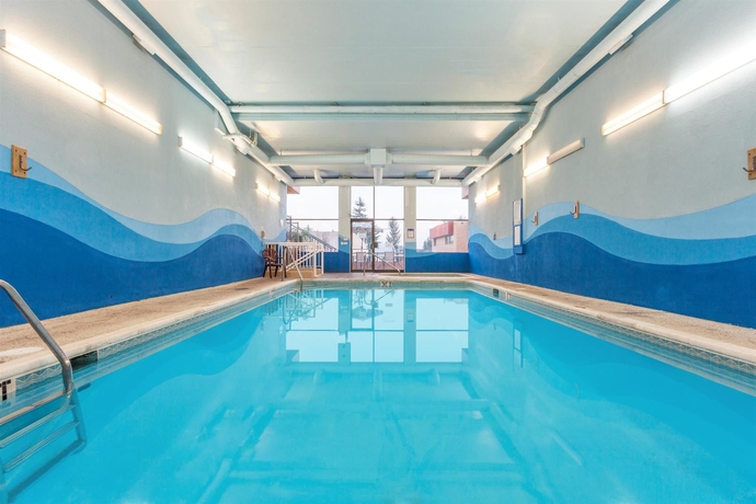 Imagen de la piscina del Hotel Ramada By Wyndham Coquitlam. Foto 16