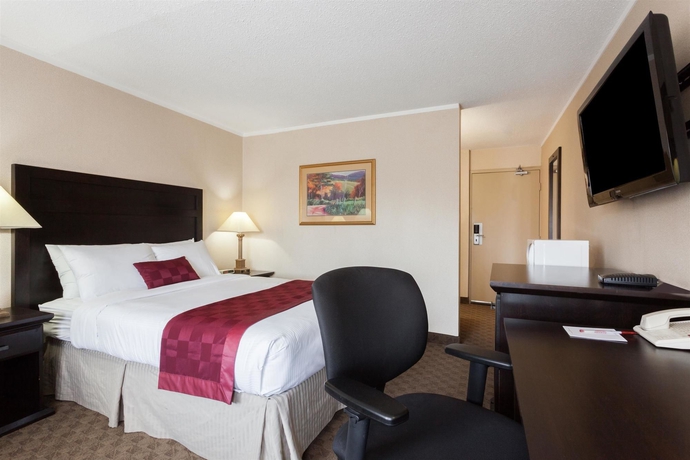 Imagen de la habitación del Hotel Ramada By Wyndham Coquitlam. Foto 9