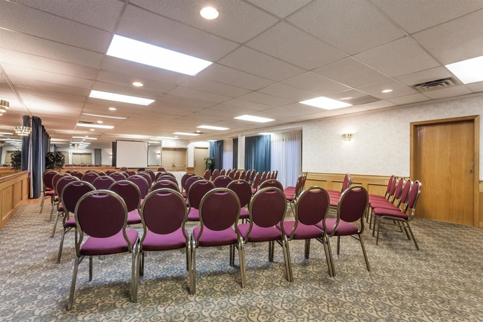 Imagen de los interiores del Hotel Ramada By Wyndham Coquitlam. Foto 15