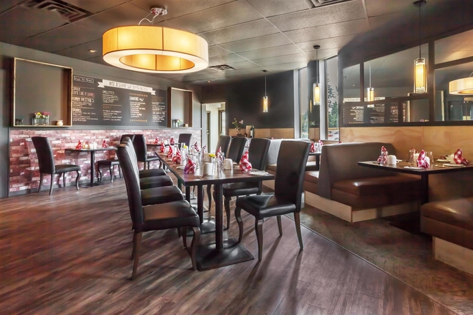 Imagen del bar/restaurante del Hotel Ramada By Wyndham Coquitlam. Foto 3