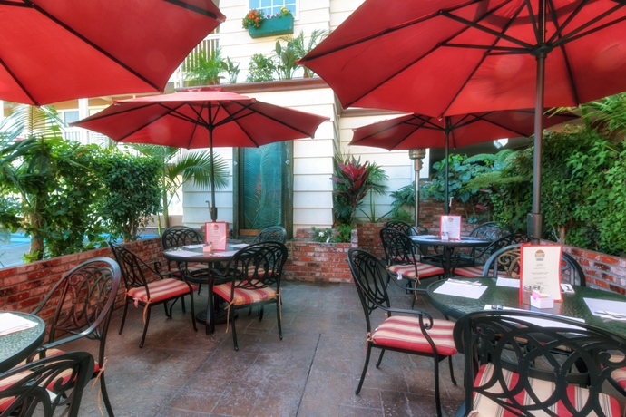 Imagen del bar/restaurante del Hotel Ramada By Wyndham Costa Mesa/newport Beach. Foto 6