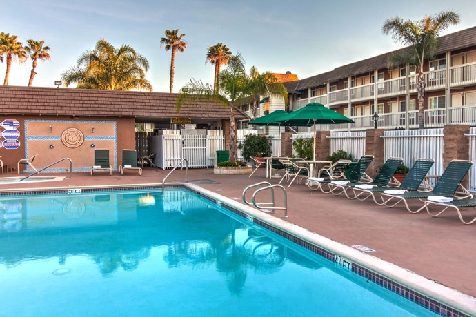 Imagen de la piscina del Hotel Ramada By Wyndham Costa Mesa/newport Beach. Foto 15
