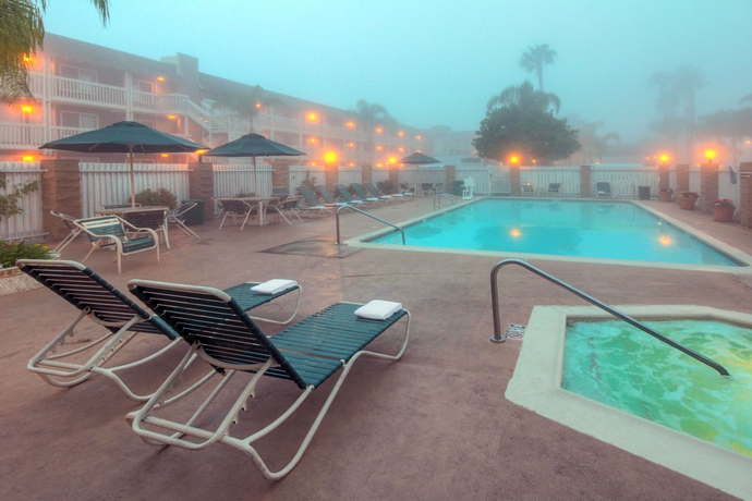 Imagen de la piscina del Hotel Ramada By Wyndham Costa Mesa/newport Beach. Foto 16