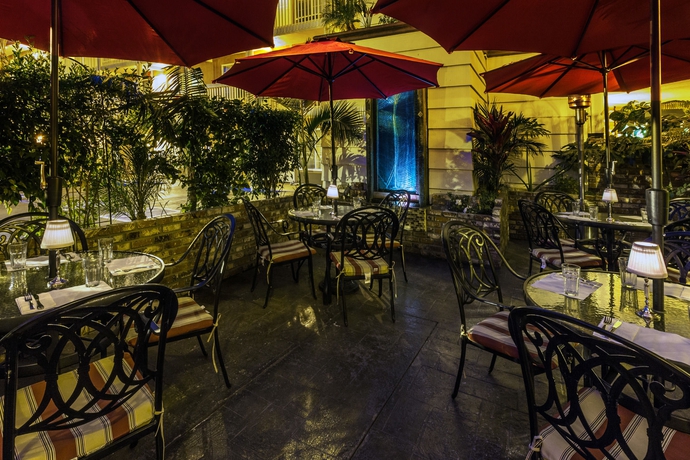 Imagen del bar/restaurante del Hotel Ramada By Wyndham Costa Mesa/newport Beach. Foto 7