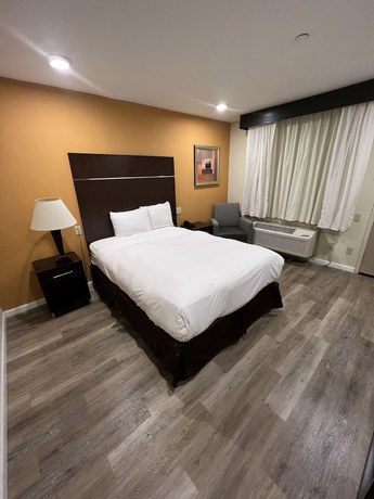 Imagen de la habitación del Hotel Ramada By Wyndham Culver City. Foto 11