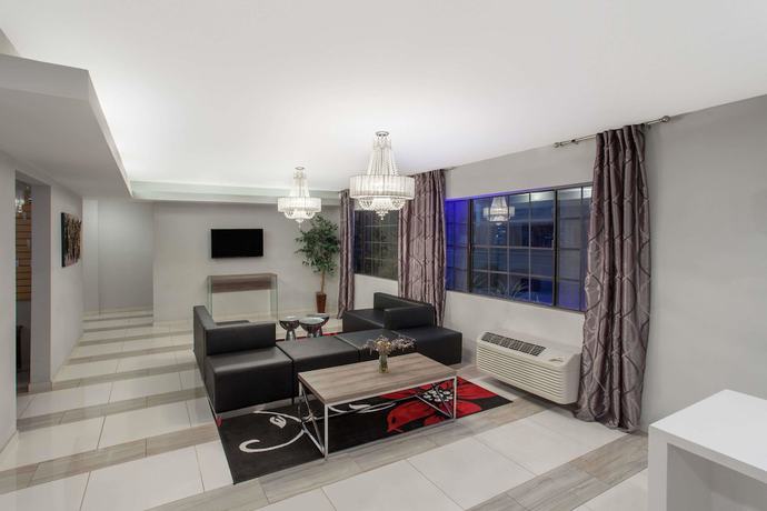 Imagen de los interiores del Hotel Ramada By Wyndham Culver City. Foto 19