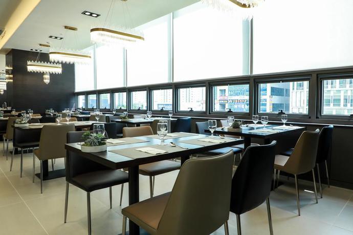 Imagen del bar/restaurante del Hotel Ramada By Wyndham Daejeon. Foto 5