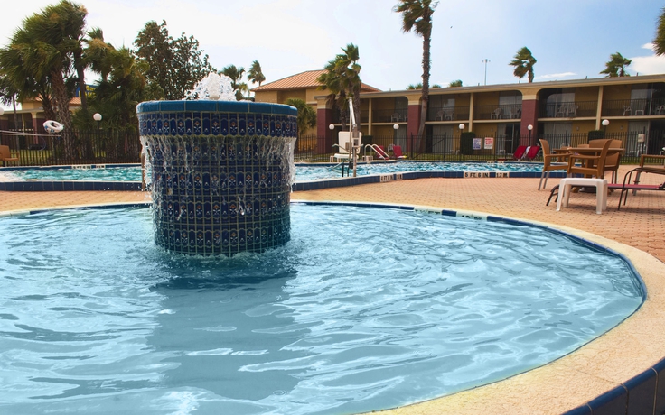 Imagen de la piscina del Hotel Ramada By Wyndham Davenport Orlando South. Foto 12
