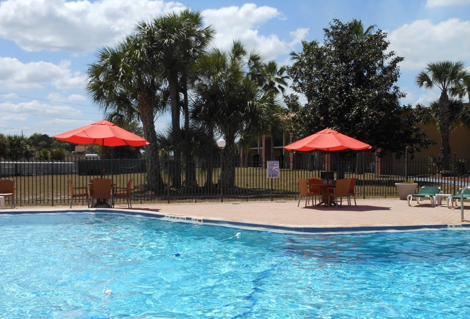 Imagen de la piscina del Hotel Ramada By Wyndham Davenport Orlando South. Foto 13