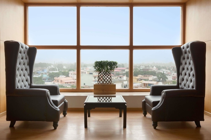 Imagen de los interiores del Hotel Ramada By Wyndham Dehradun Chakrata Road. Foto 16