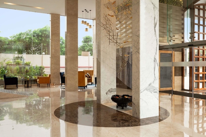 Imagen de los interiores del Hotel Ramada By Wyndham Dehradun Chakrata Road. Foto 17