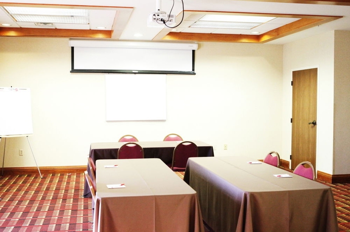 Imagen de los interiores del Hotel Ramada By Wyndham Denver International Airport. Foto 10