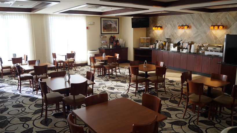 Imagen del bar/restaurante del Hotel Ramada By Wyndham Denver International Airport. Foto 5