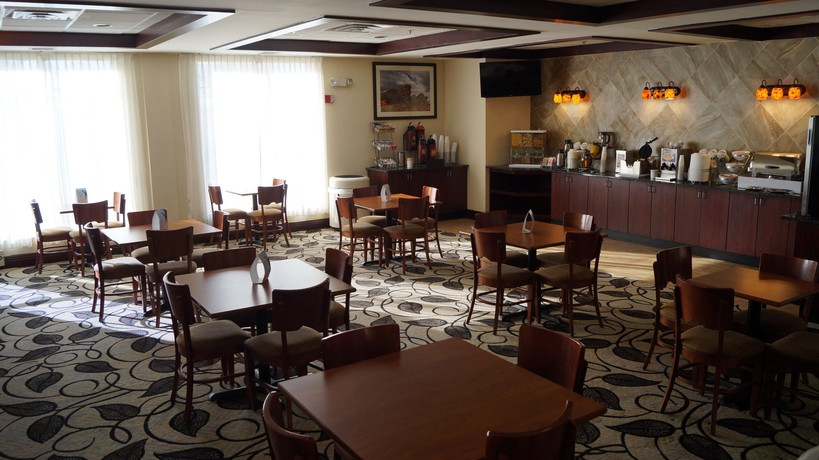 Imagen del bar/restaurante del Hotel Ramada By Wyndham Denver International Airport. Foto 6