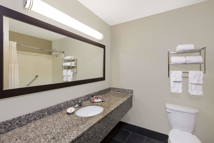 Imagen de la habitación del Hotel Ramada By Wyndham Des Moines Airport. Foto 10
