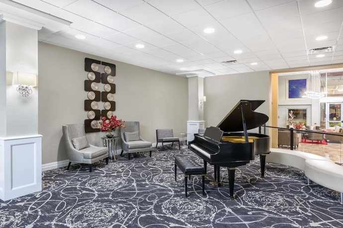Imagen de los interiores del Hotel Ramada By Wyndham Des Moines Airport. Foto 18