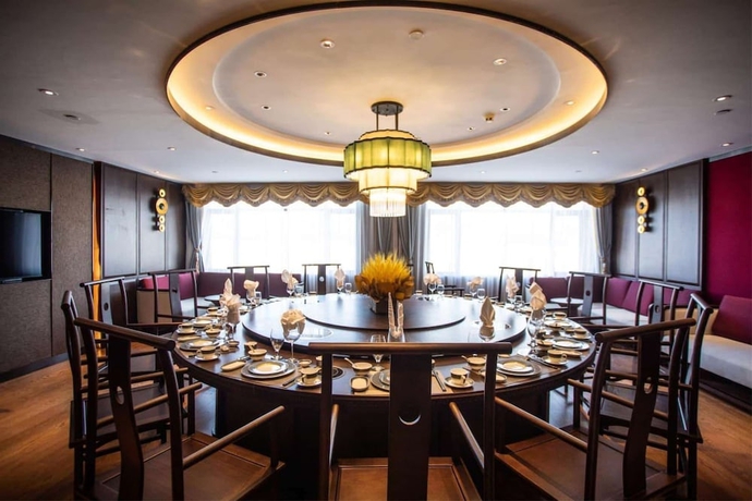 Imagen del bar/restaurante del Hotel Ramada By Wyndham Diqing. Foto 3