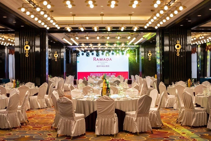 Imagen de los interiores del Hotel Ramada By Wyndham Diqing. Foto 11