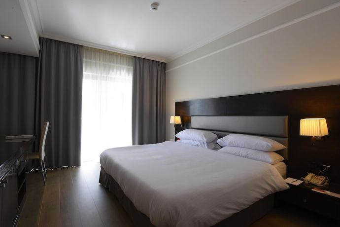 Imagen de la habitación del Hotel Ramada By Wyndham Downtown Beirut. Foto 3