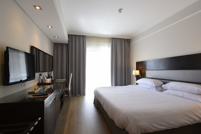 Imagen de la habitación del Hotel Ramada By Wyndham Downtown Beirut. Foto 4