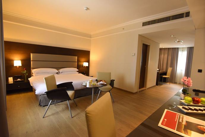 Imagen de la habitación del Hotel Ramada By Wyndham Downtown Beirut. Foto 5