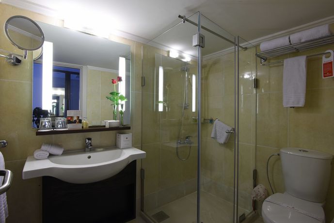 Imagen de la habitación del Hotel Ramada By Wyndham Downtown Beirut. Foto 8