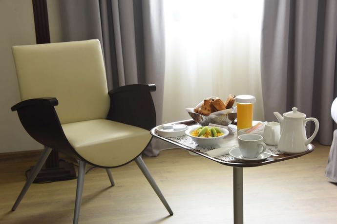 Imagen de la habitación del Hotel Ramada By Wyndham Downtown Beirut. Foto 9