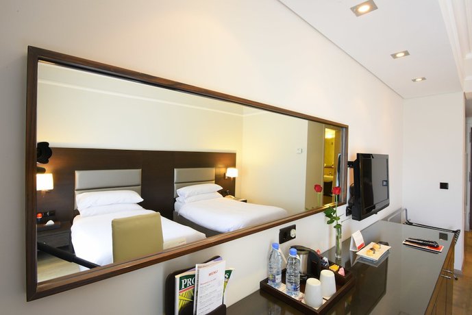 Imagen de la habitación del Hotel Ramada By Wyndham Downtown Beirut. Foto 10