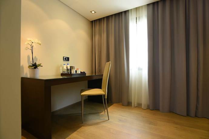 Imagen de la habitación del Hotel Ramada By Wyndham Downtown Beirut. Foto 11