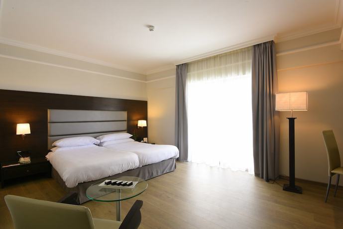 Imagen de la habitación del Hotel Ramada By Wyndham Downtown Beirut. Foto 13