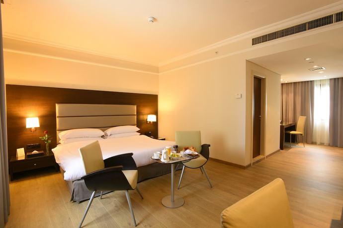 Imagen de la habitación del Hotel Ramada By Wyndham Downtown Beirut. Foto 14