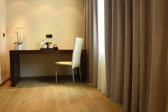 Imagen de la habitación del Hotel Ramada By Wyndham Downtown Beirut. Foto 15