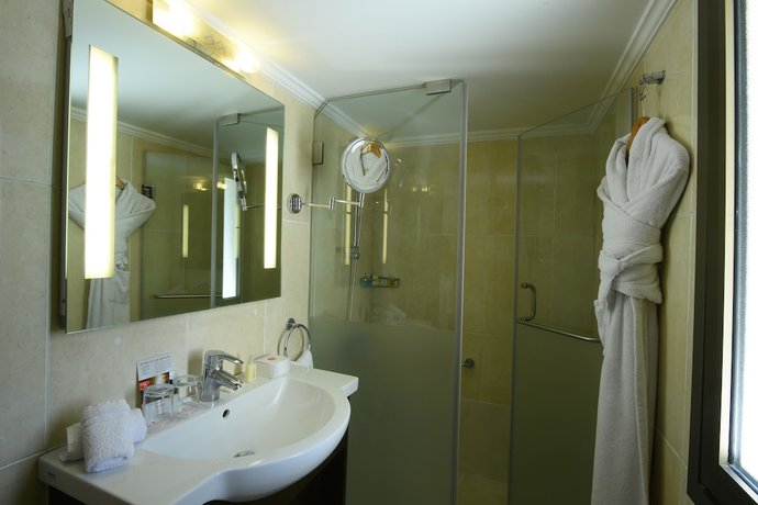 Imagen de la habitación del Hotel Ramada By Wyndham Downtown Beirut. Foto 16