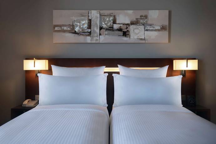 Imagen de la habitación del Hotel Ramada By Wyndham Downtown Beirut. Foto 19