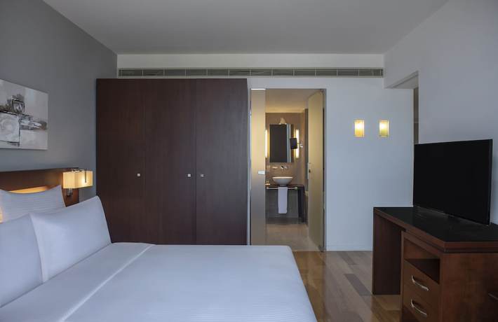 Imagen de la habitación del Hotel Ramada By Wyndham Downtown Beirut. Foto 25