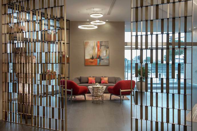 Imagen de los interiores del Hotel Ramada By Wyndham Downtown Beirut. Foto 33