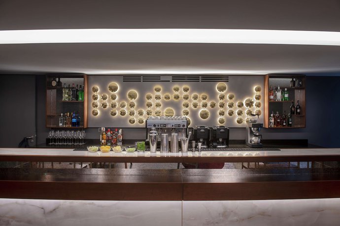 Imagen de los interiores del Hotel Ramada By Wyndham Downtown Beirut. Foto 36