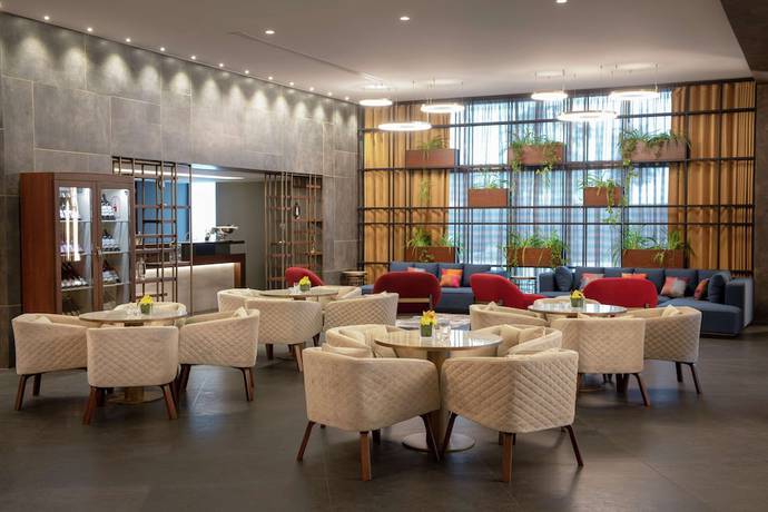 Imagen de los interiores del Hotel Ramada By Wyndham Downtown Beirut. Foto 37