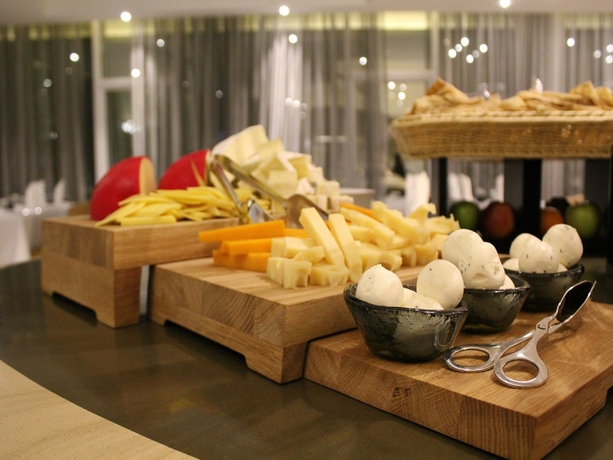 Imagen del bar/restaurante del Hotel Ramada By Wyndham Dubai Barsha Heights. Foto 2