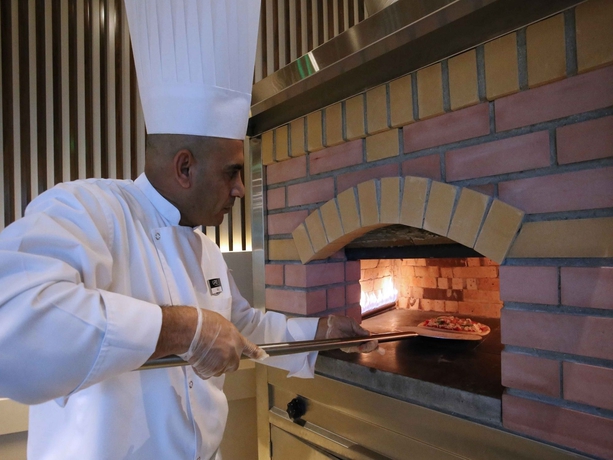 Imagen del bar/restaurante del Hotel Ramada By Wyndham Dubai Barsha Heights. Foto 3