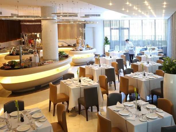 Imagen del bar/restaurante del Hotel Ramada By Wyndham Dubai Barsha Heights. Foto 5