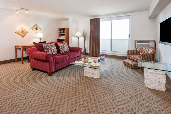 Imagen de la habitación del Hotel Ramada By Wyndham Edmonton South. Foto 16