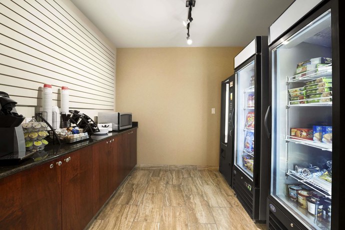 Imagen de los interiores del Hotel Ramada By Wyndham Edson. Foto 16
