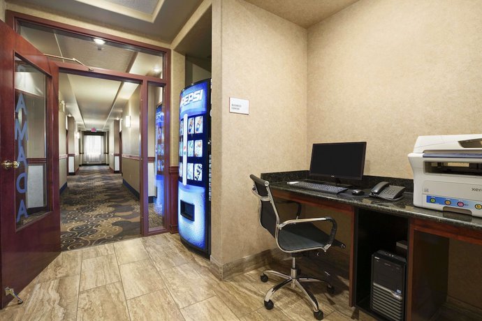 Imagen de los interiores del Hotel Ramada By Wyndham Edson. Foto 17