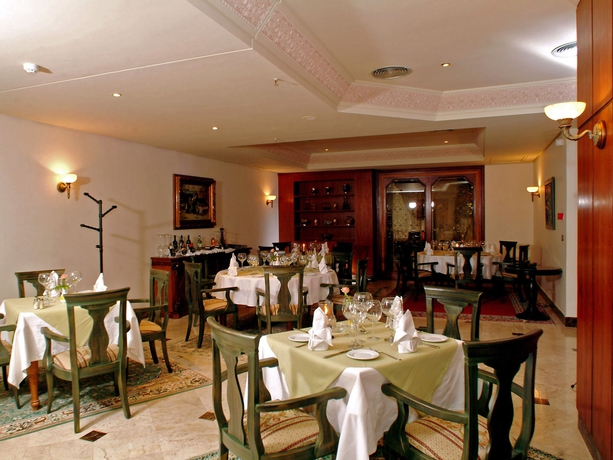 Imagen del bar/restaurante del Hotel Ramada By Wyndham Fes. Foto 5