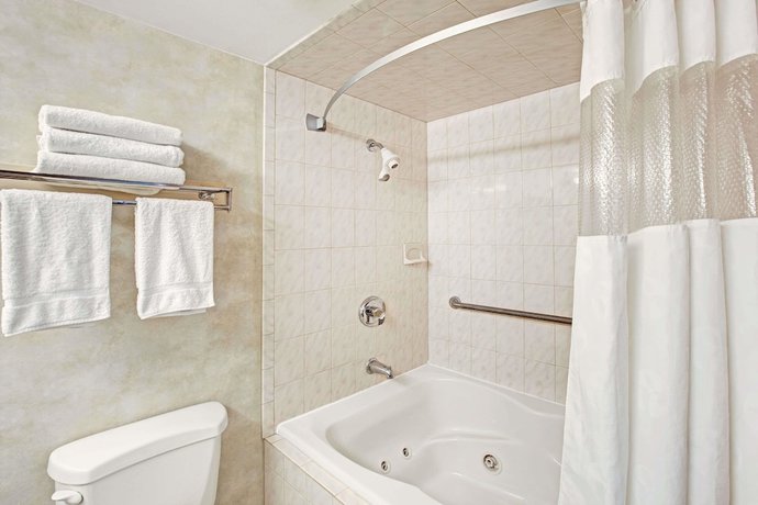 Imagen de la habitación del Hotel Ramada By Wyndham Flemington. Foto 13